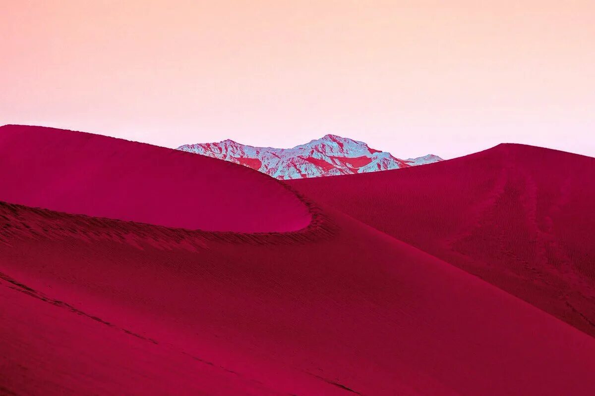 Пустыня империал мексика. Красное небо в пустыне. Пустыня с красным песком. Красная пустыня в вайоминг дюны. Нефуд дюна.
