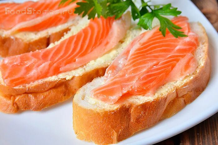 Форель соленая в домашних. Форель слабосолёная в домашних. Бутерброды из лосося. Форель слабосоленая филе. Форель соленая в домашних.