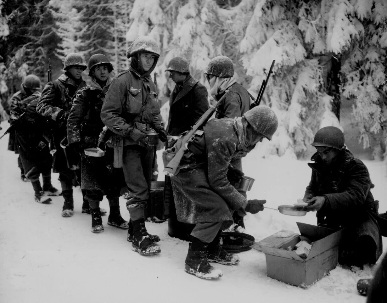 Хроника второй мировой. Арденнская операция 1944 солдаты США. Солдаты вермахта зима 1944 Арденны. Арденнская операция первая мировая.