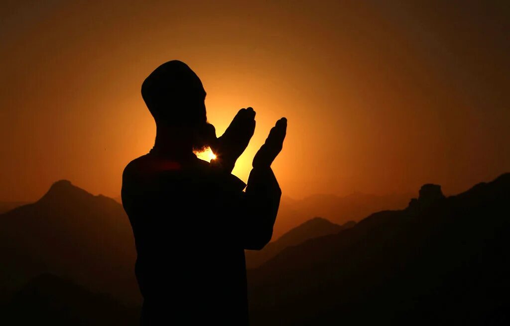 Нашид умершему. Мусульманин молится. Человек молится.
