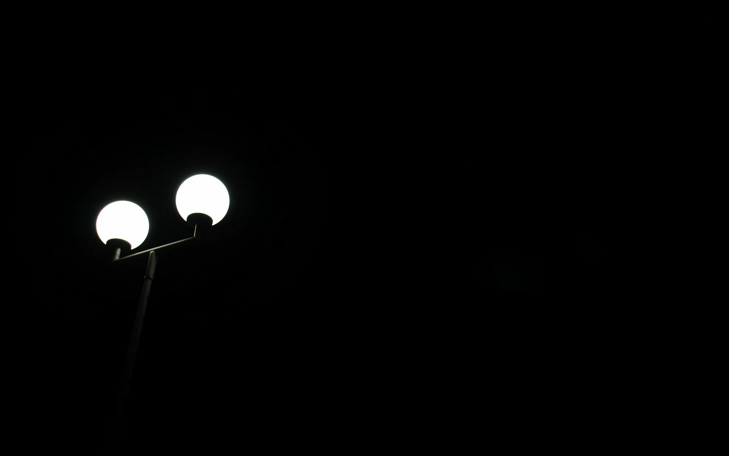 Два дня в темноте. Черно белый минимализм. свет в темноте. фонарь в темноте. фонарный столб в темноте.
