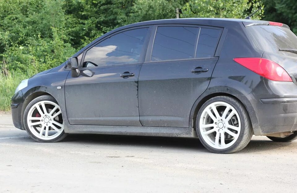 Nissan tiida. 6. Диски на ниссан тиида с11. Ниссан тиида на 16 дисках. Диски на ниссан тиида с11.