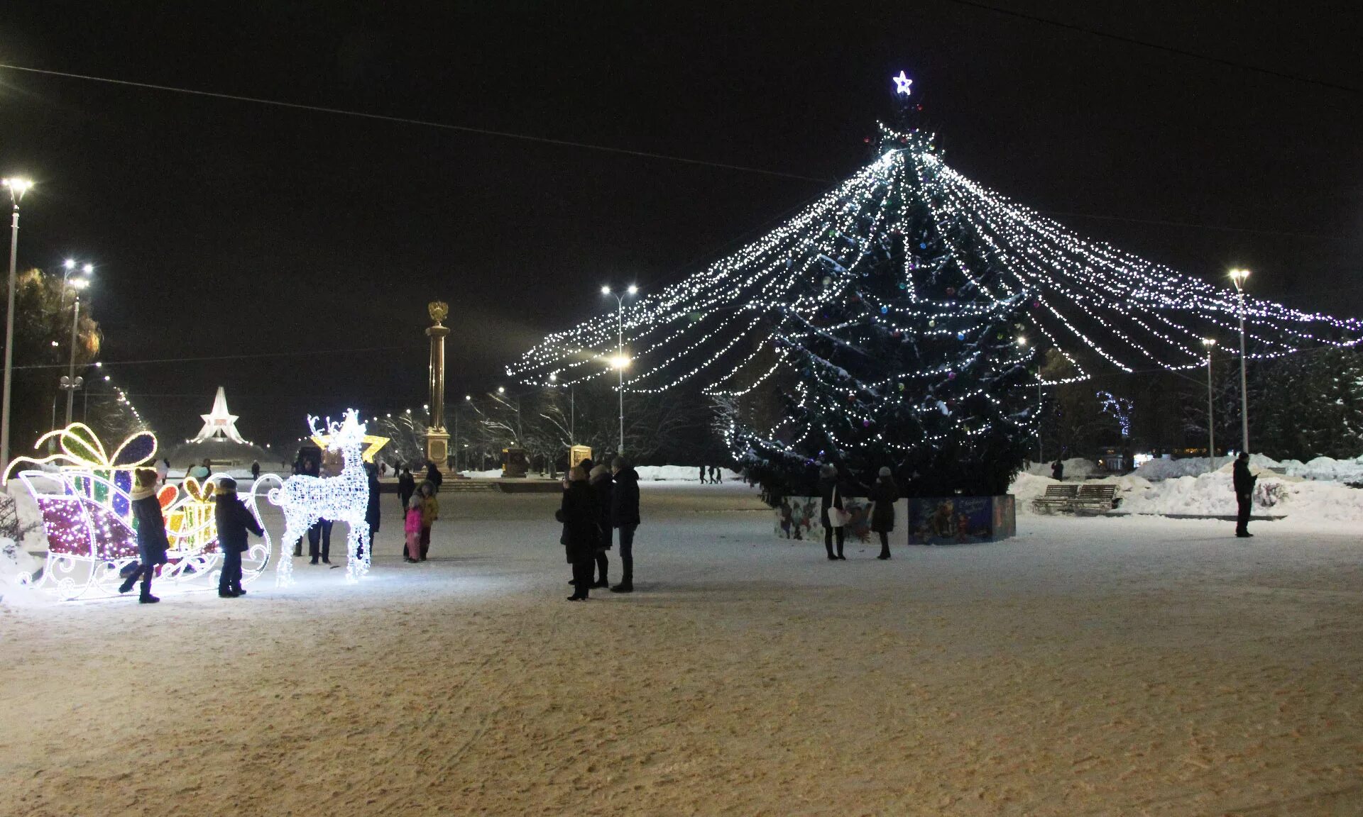 Город брянск 2021 год. Куда сходить в брянске на новогодние. Украшенные улицы брянска к новому году. Ночь новогодняя брянск. Украшение на новый год в брянске колья 2015.