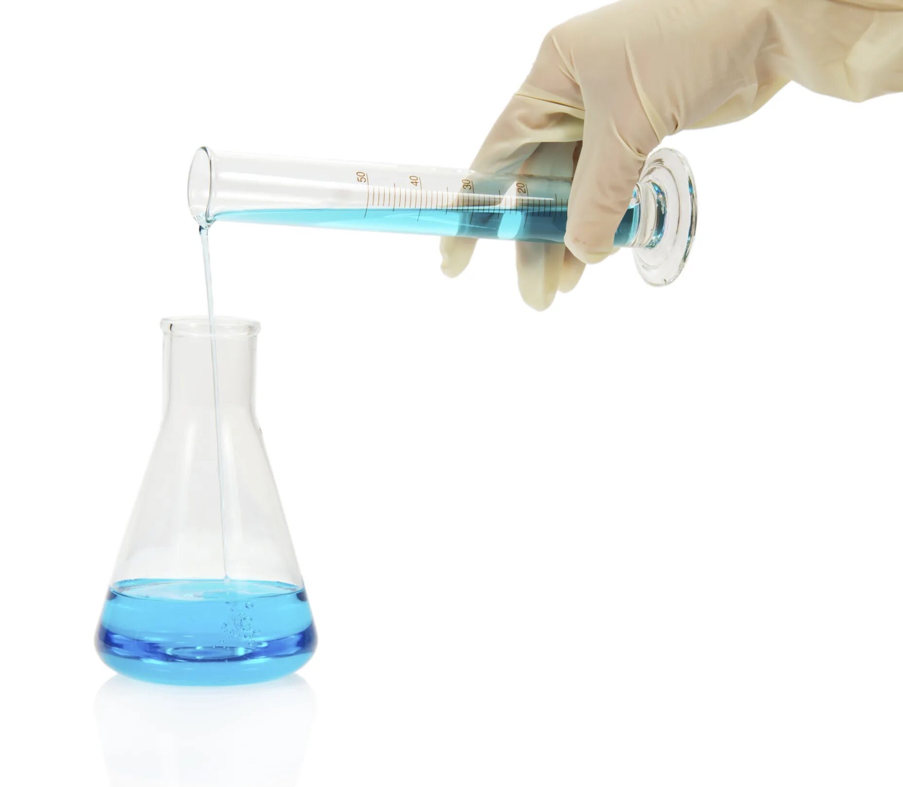 Над поверхностью налитого в колбу раствора. Наливание жидкости в пробирку. Колба с жидкостью. Синяя жидкость в колбе. Сернистый газ пропустили через раствор гидроксида натрия.