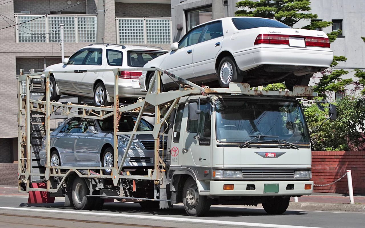 Доставка машин из японии в россию. Hino Ranger автовоз 12т. Автовоз Toyota Dyna. Автовоз ТК эксис КАМАЗ.