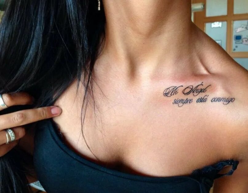 Mea est. Татуировки надписи. Татуировка на ключице для девушек. Татуировки надписи для девушек. Тату надпись на ключице.