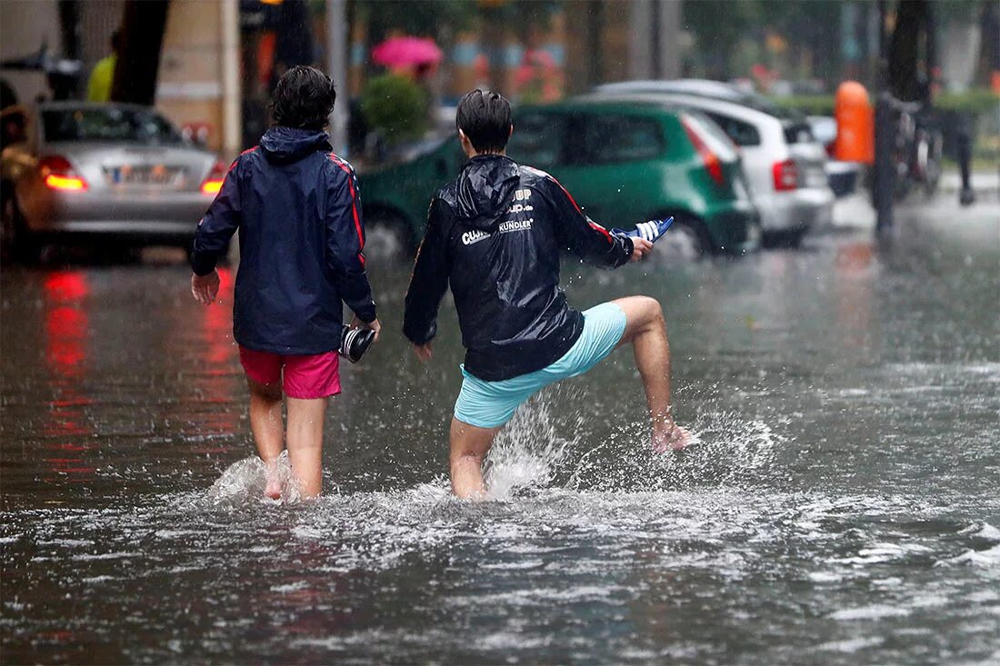 дождливый день. дождь град. поставь сильный дождь. сильный ливень. прогулка под дождём.
