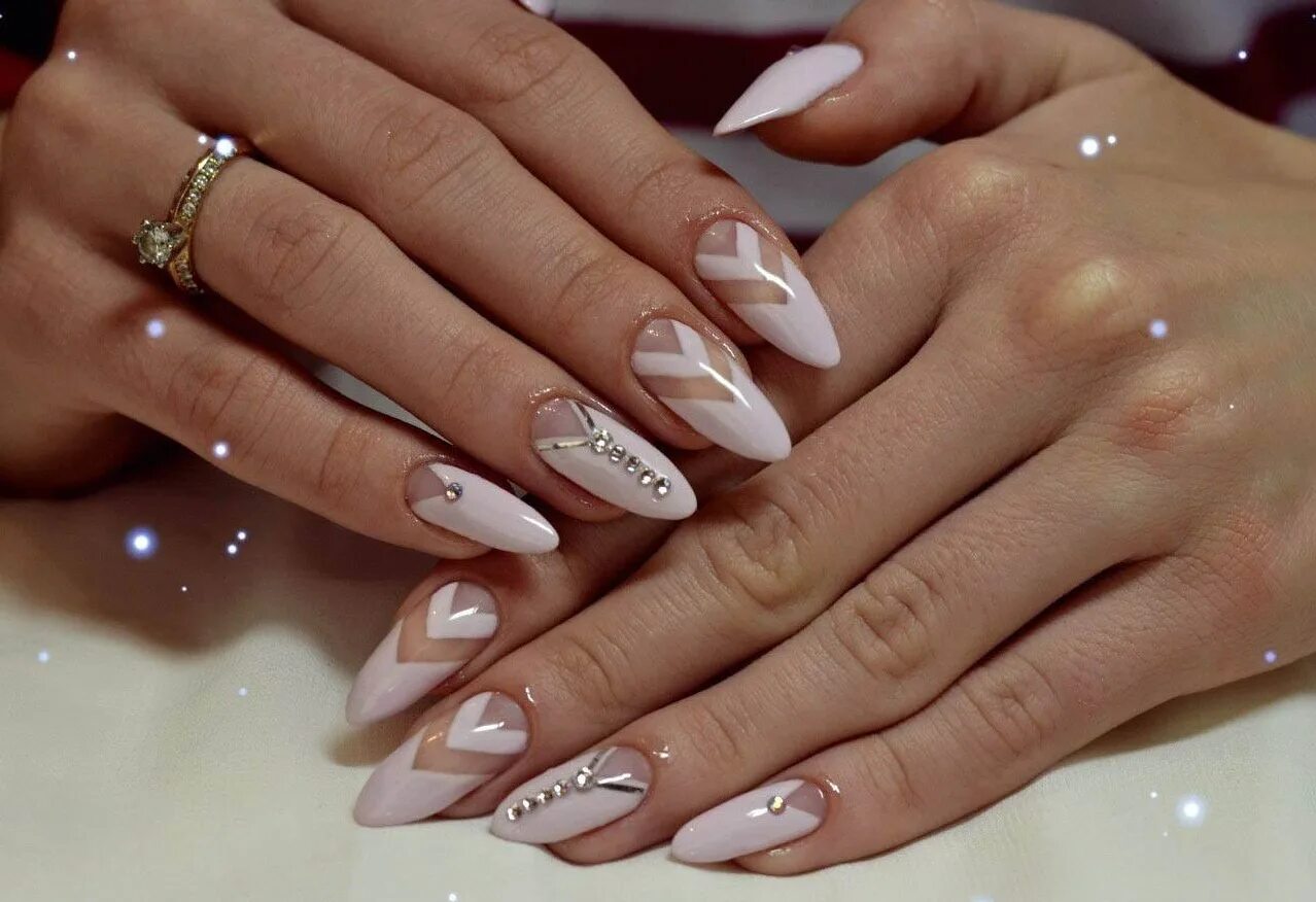 маникюр на длинные овальные френч. маникюр на длинные овальные ногти. френч на длинные ногти овальной формы. френч 2021 миндаль черный. маникюр на длинные овальные френч.