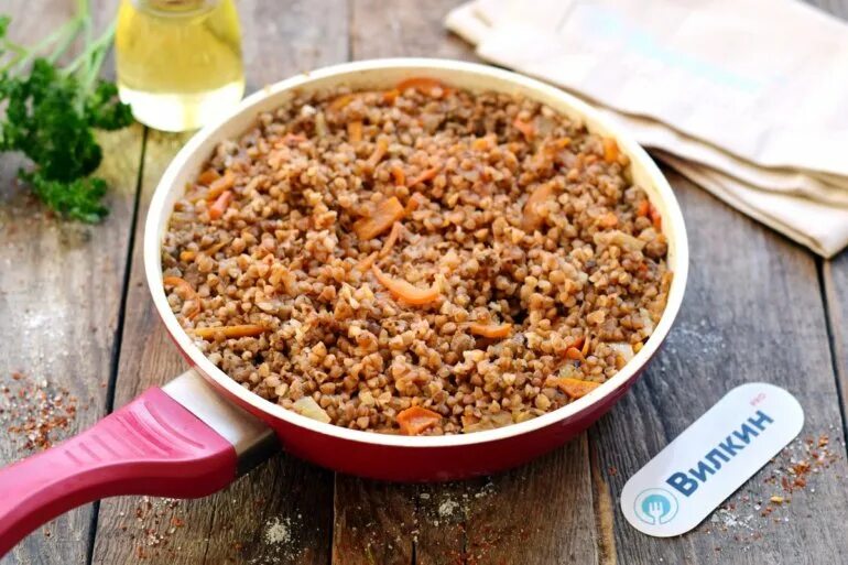 Гречневая каша с фаршем. Гречка по-купечески с фаршем. гречка по-купечески с фаршем на сковороде. гречневая каша по - купечески с фаршем. гречка с фаршем.