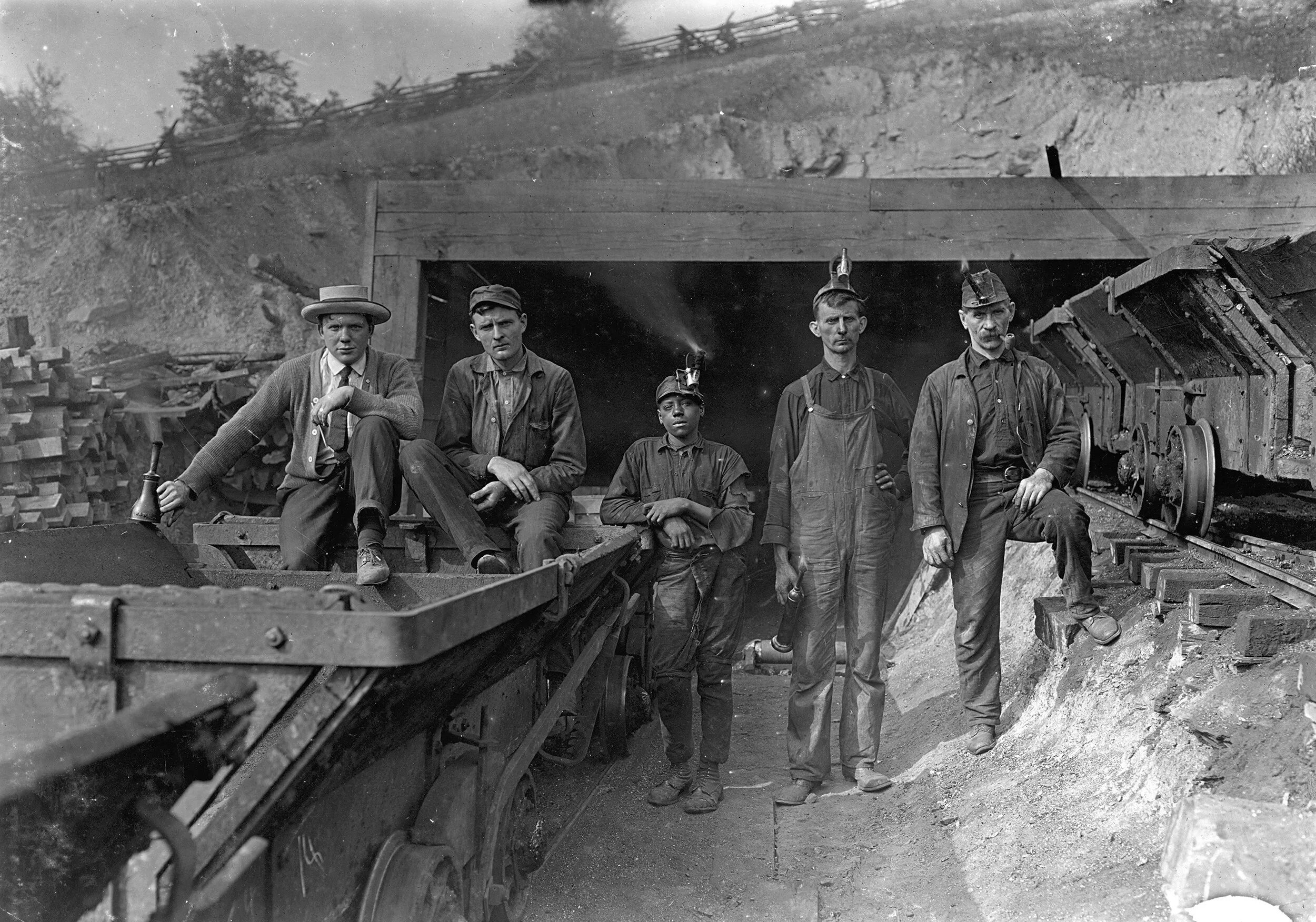 Детский труд Англия 19 век в шахте. Англия 19 век шахтеры. Уральские горняки 19 века. Угольные Шахты 19 век.
