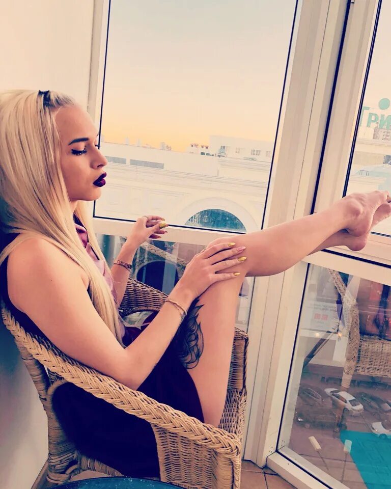 Что скинуть девушке. Девушка выкладывает истории. Почему девушки выкладывают цветы в истории. Девушка выкладывает истории. В сети выложили снимки.