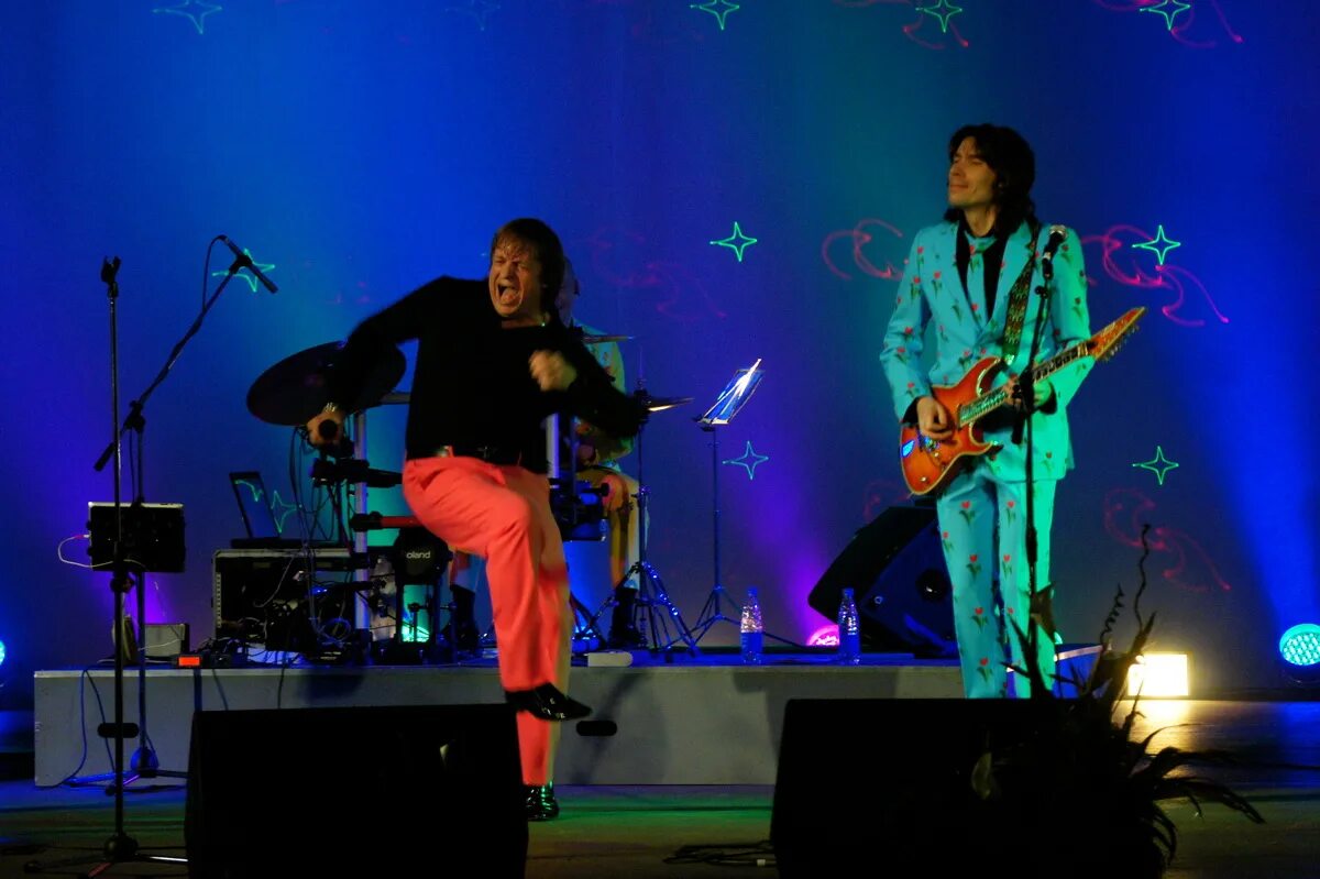 Би 2 концерт. Джипси-фолк-рок. 2 концерт группы би 2. Бутырка солист 2019. Видео выступление группы.