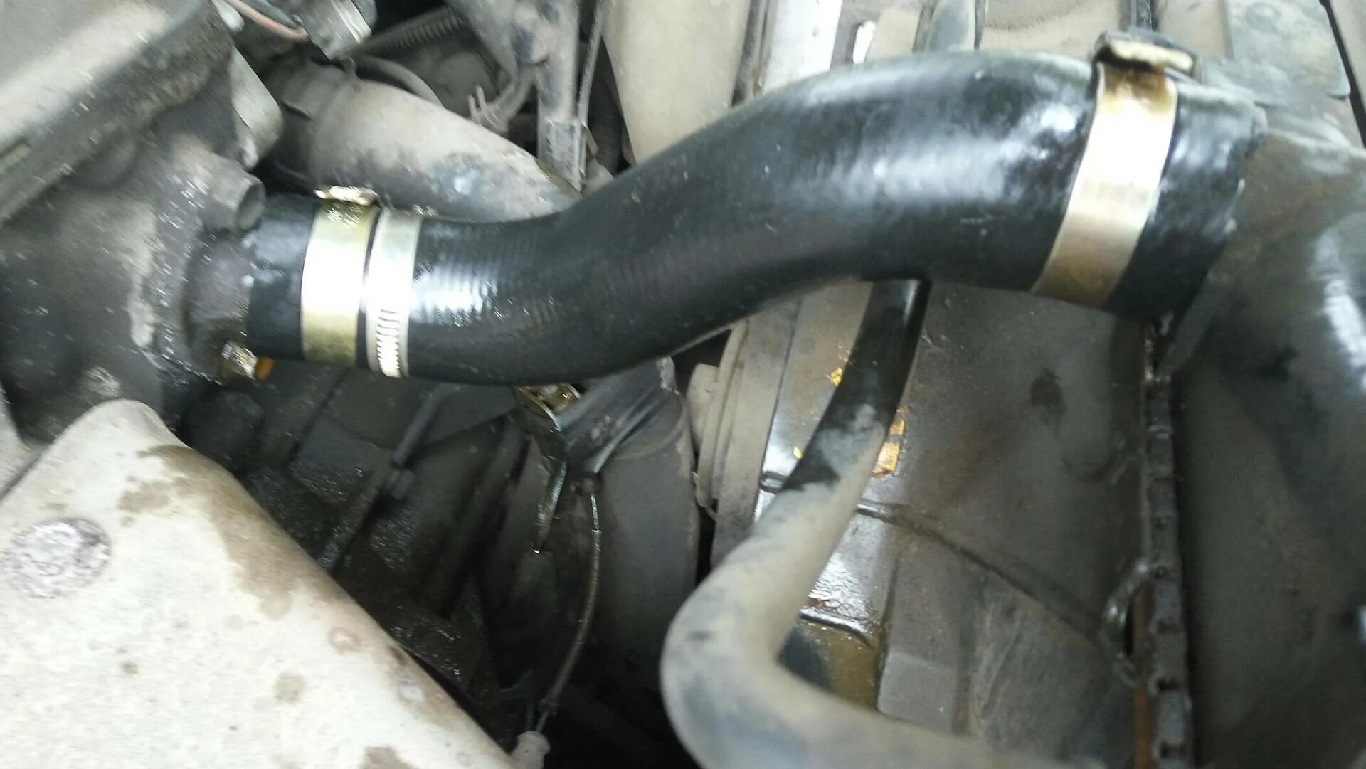 Как поменять шланг радиатора. 6 причины завоздушивания системы охлаждения. Верхний патрубок радиатора ваз 2114. Ланос патрубки в радиатор от двигателя. Как поменять шланг радиатора.