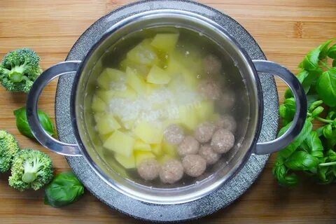 Картошка с фрикадельками в кастрюле