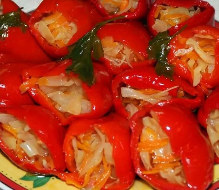 Как приготовить перец с морковью на зиму. Перец фарширов морковью. перец фаршированный капустой и морковью на зиму. перец фаршированный овощами по-болгарски. фаршировать болг перец.