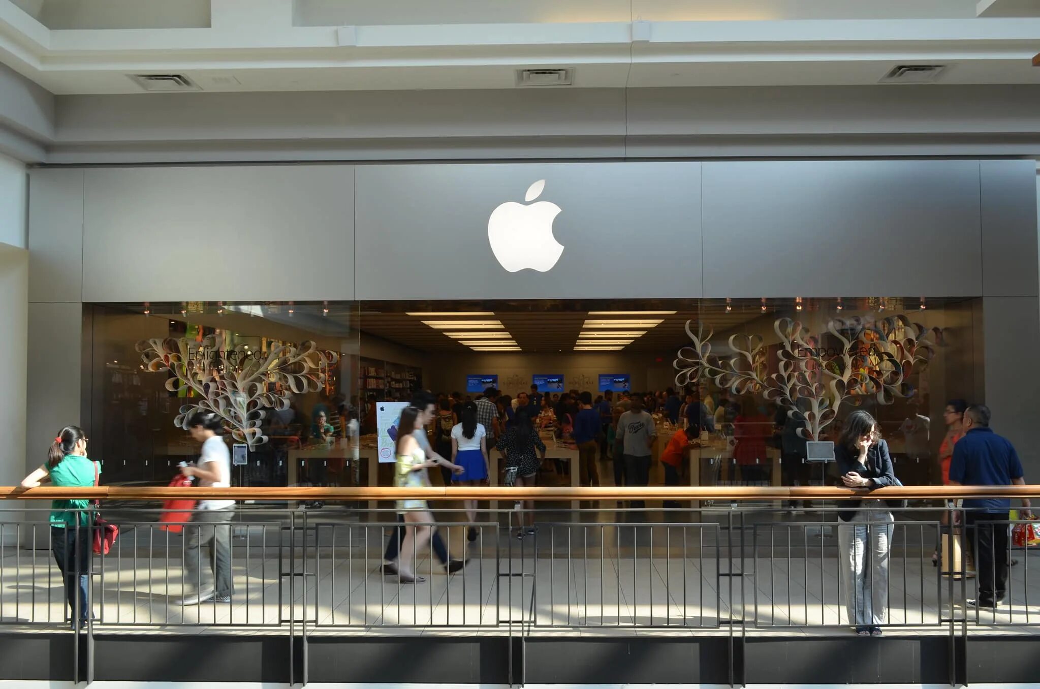 Istore apple. Apple store 2010. apple store тамбов рио. apple store орел. apple store barcelona открытие.
