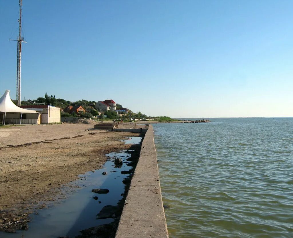 Мост тонкий геническ. Город у моря азовского геническ. Город геническ украина. Геническ херсонская область. Геническ город.
