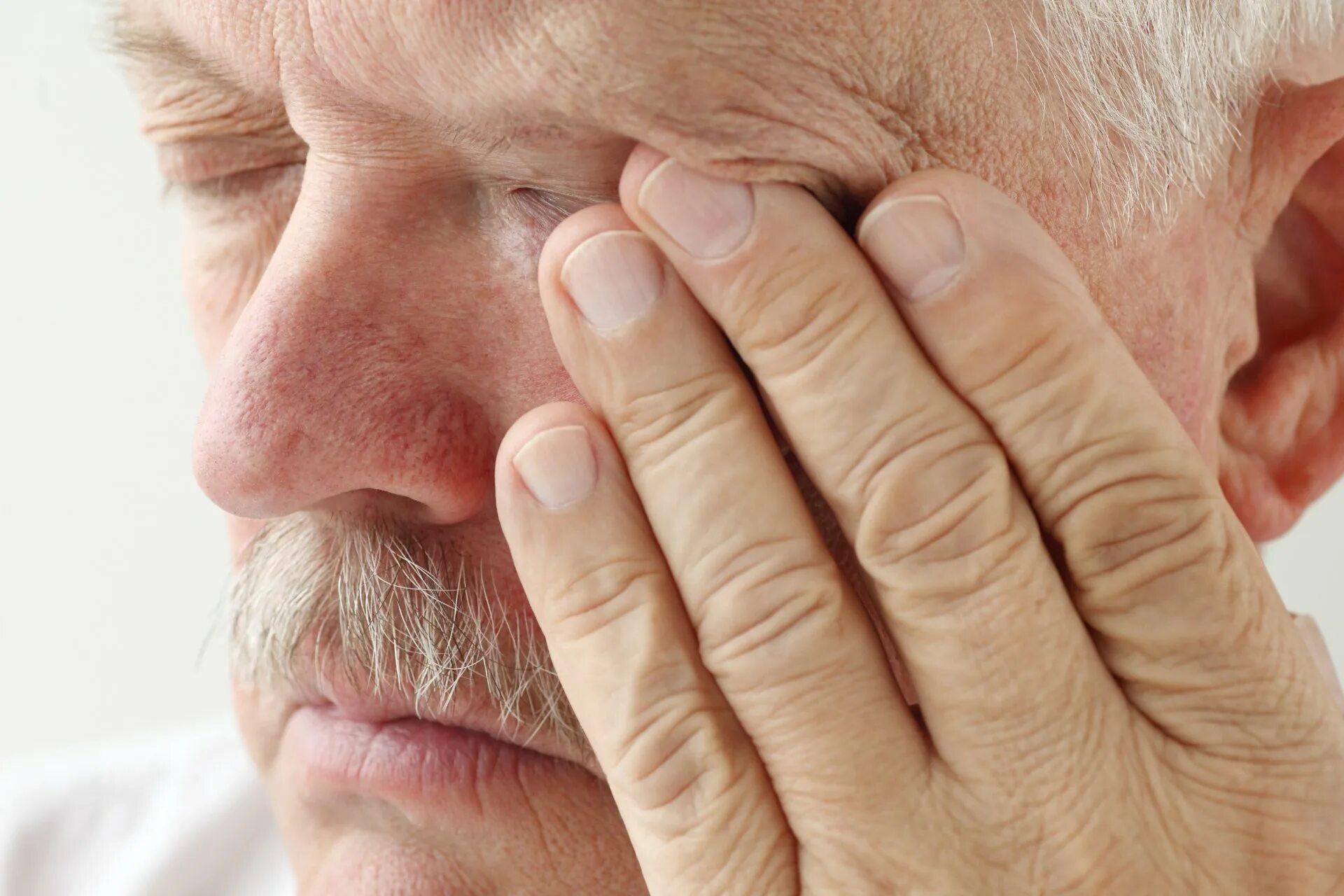 Зуд у пожилого человека причины лечение. Глаза пожилого человека. Глаза пожилого мужчины.