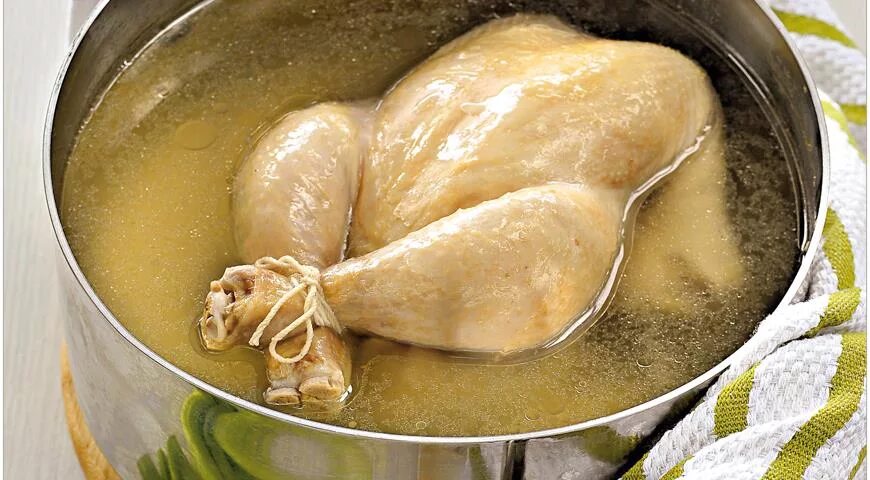 Как приготовить кур бульон. Бульон с курицей. Курица в кастрюле. Вареная курица. Курица вареная домашняя.