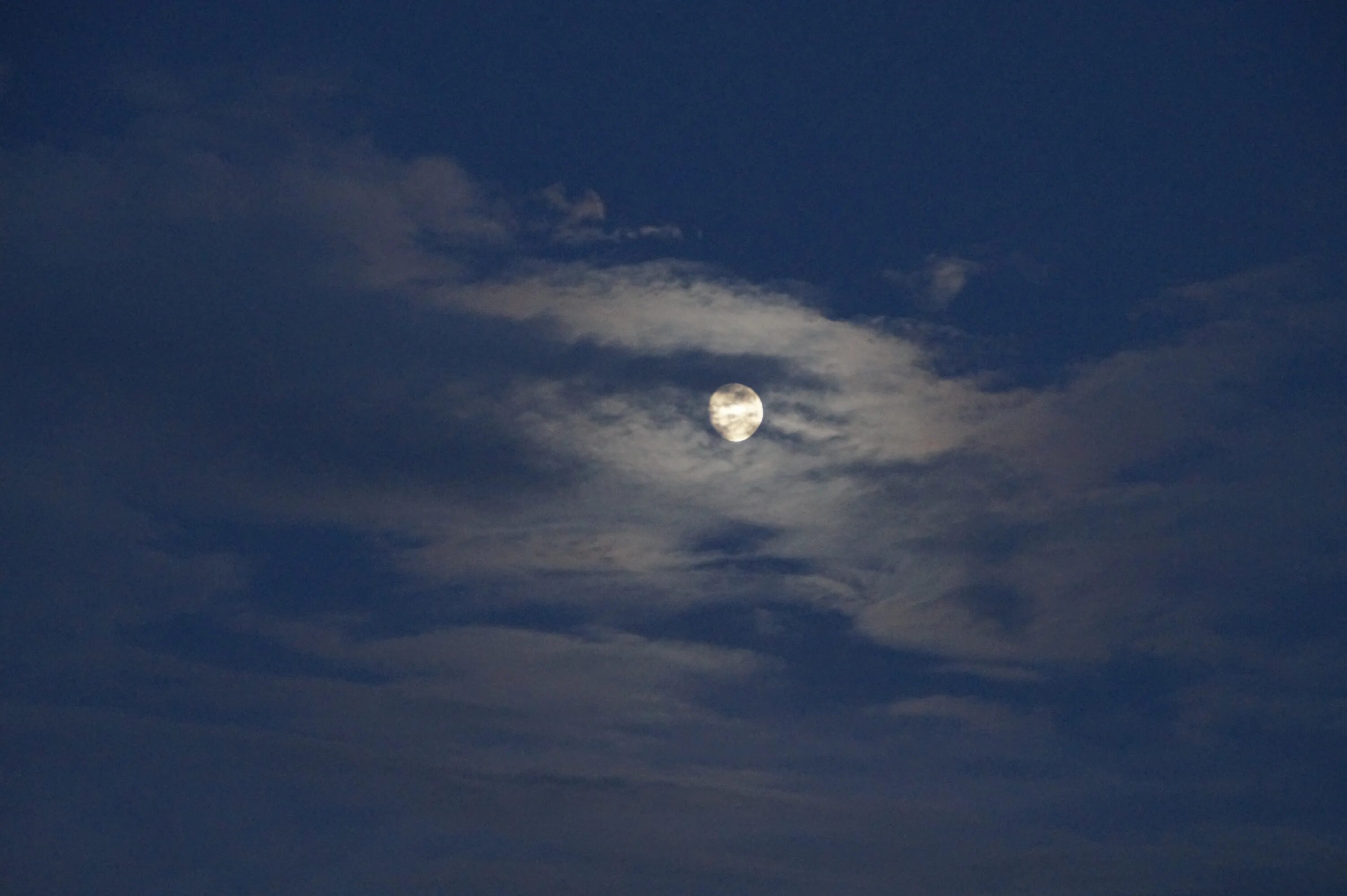 Каким цветом луна на небе. Лунное небо. Луна на небе. Луна в облаках.