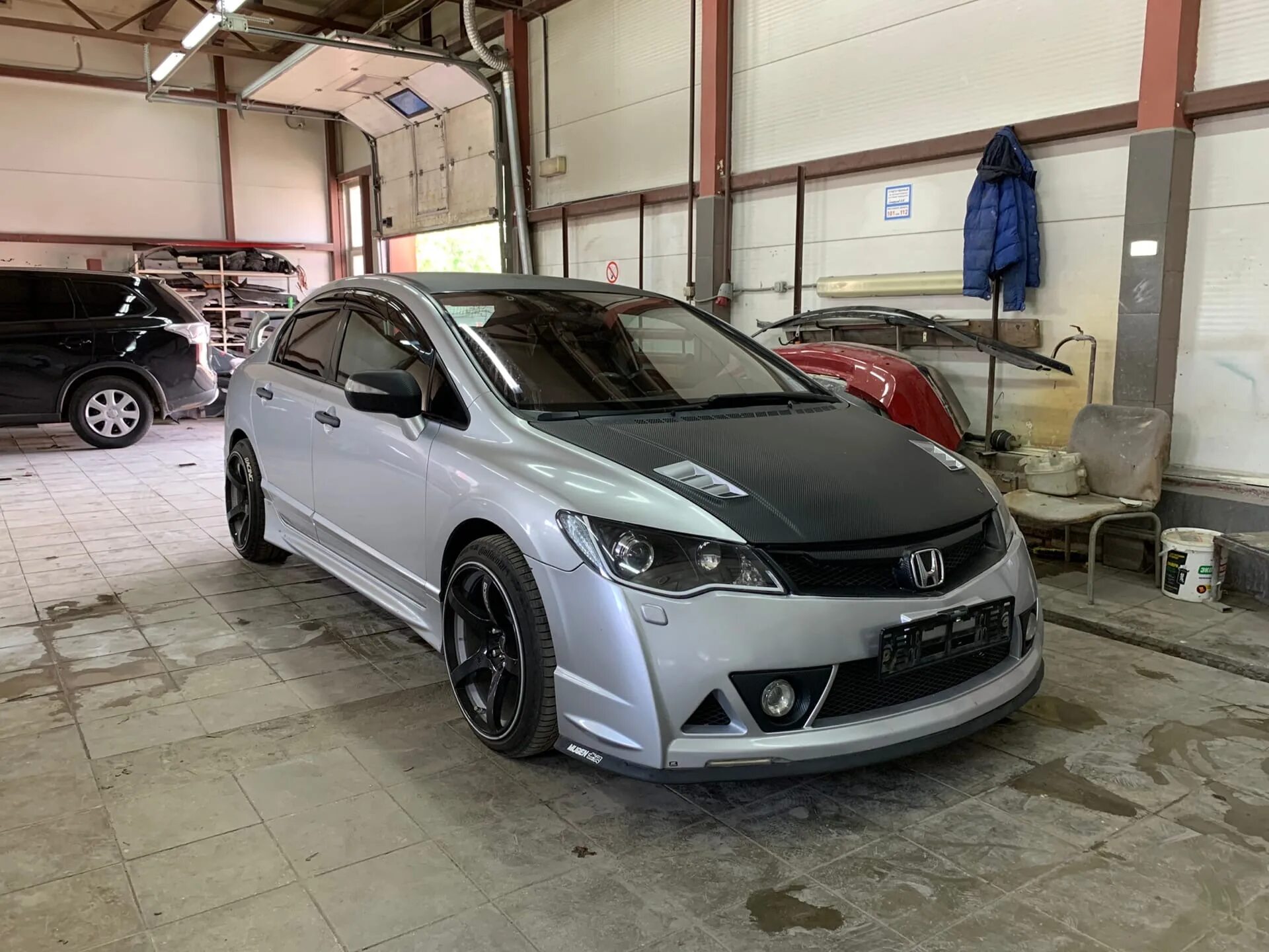 Артикулы хонда цивик 4д. Хонда Цивик 4д. Honda Civic 4d Nardo Grey. Honda Civic 8 антихром. Honda Civic 2008 антихром.