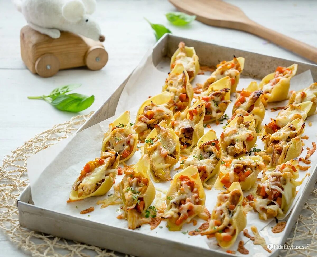 Ракушки с фаршем в сливочном соусе. Жульен в конкильони. Ракушки с фаршем в сливочном соусе. Фаршированные макароны со сливками. Макароны фаршированные сыром.