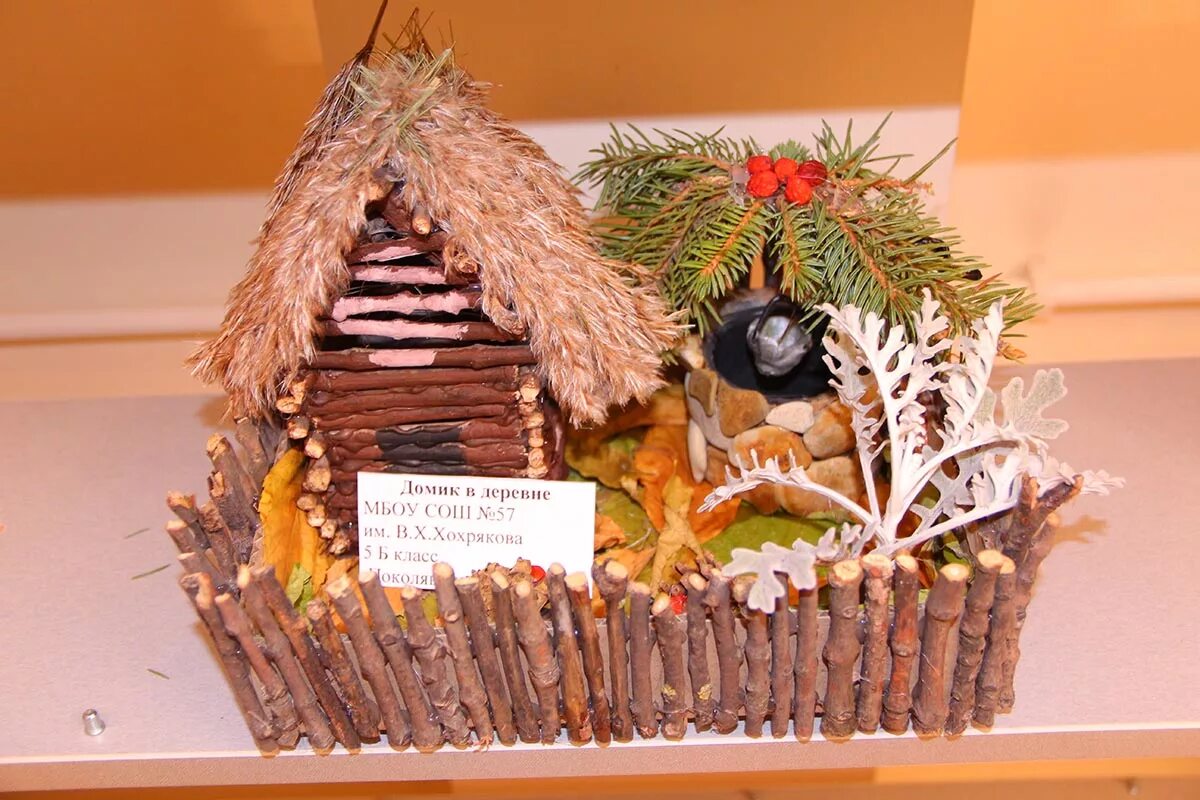 Поделка из природного материала в школу. Композиция из природного материала. Конкурс природный материал. Природа и творчество поделки. Осенняя выставка в детском саду.