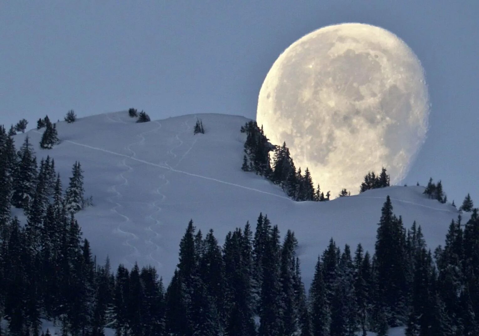 Снежная луна 2. Огромная Луна. Огромная Луна в горах. Большая Луна в горах. Горы на Луне.