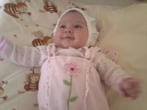 Маленькая девочка 3 месяца. 1 месяц девочке. 2 месяца девочке. девочка 2.5 месяца. маленькие дети 3 месяца девочка.