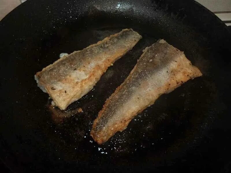 Рыба хек рецепты на сковороде. Рыба хек жареная. Рыба хек жареная на сковороде. Налим жареный на сковороде. Филе хека жареное.