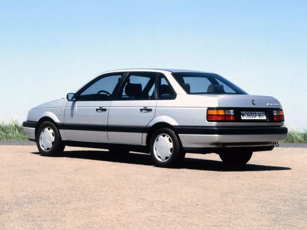 Купить пассат в4. VW Passat b3 седан. Фольксваген Пассат б3 седан. Volkswagen Passat b3 седан 1.8. Volkswagen Passat b3 седан 1990.