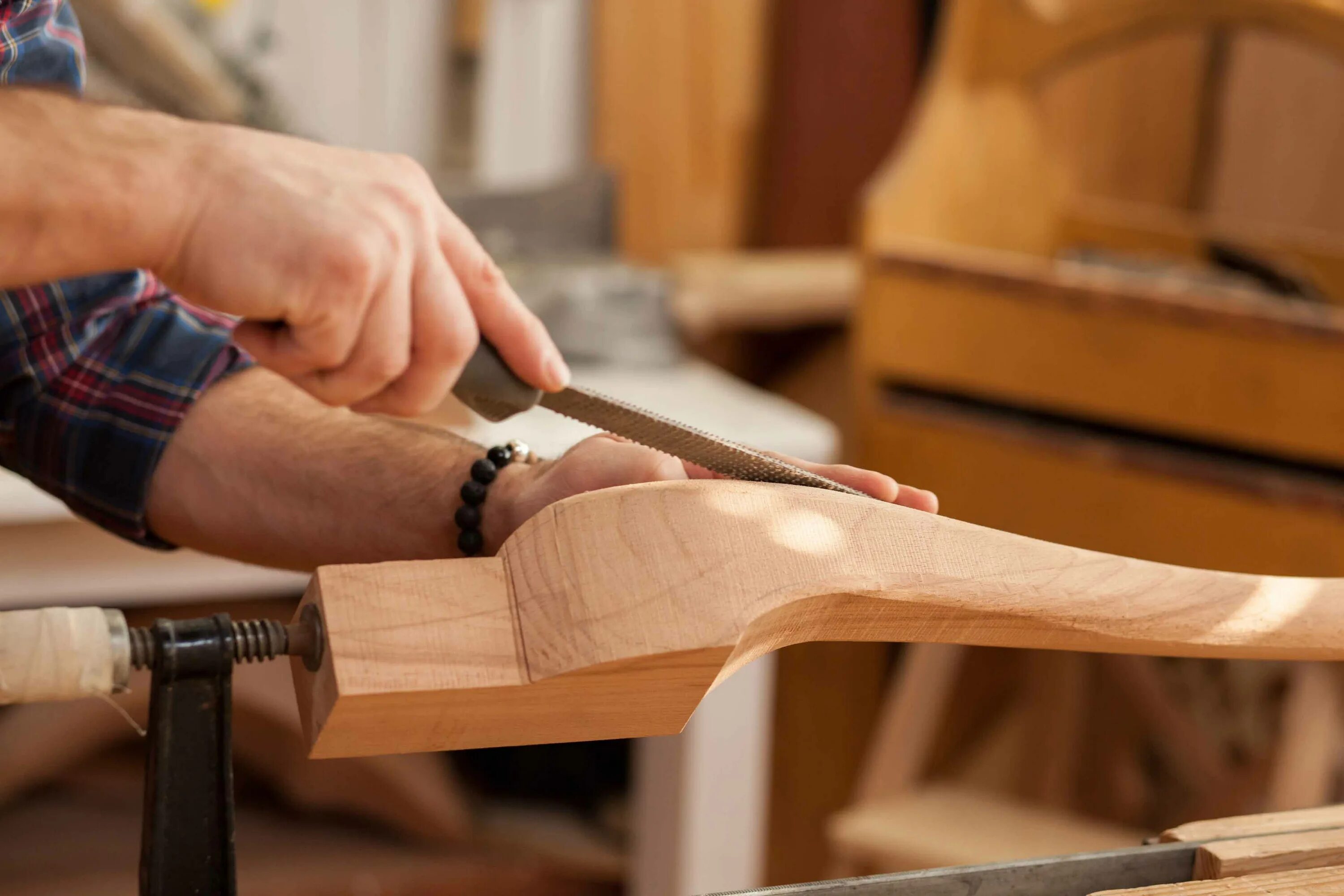 Плотник мебель. Производство мебели из дерева. Изготовление деталей мебели. Изготовка мебели из дерева процесс.