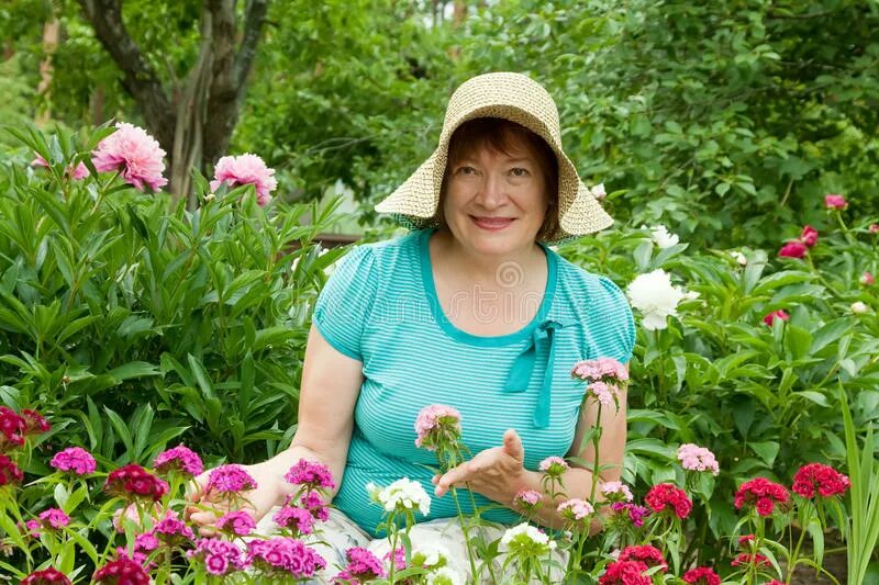 Товары для сада и огорода. Пенсионеры в огороде. Женщина садовод. Садовник. Пожилые люди в саду.