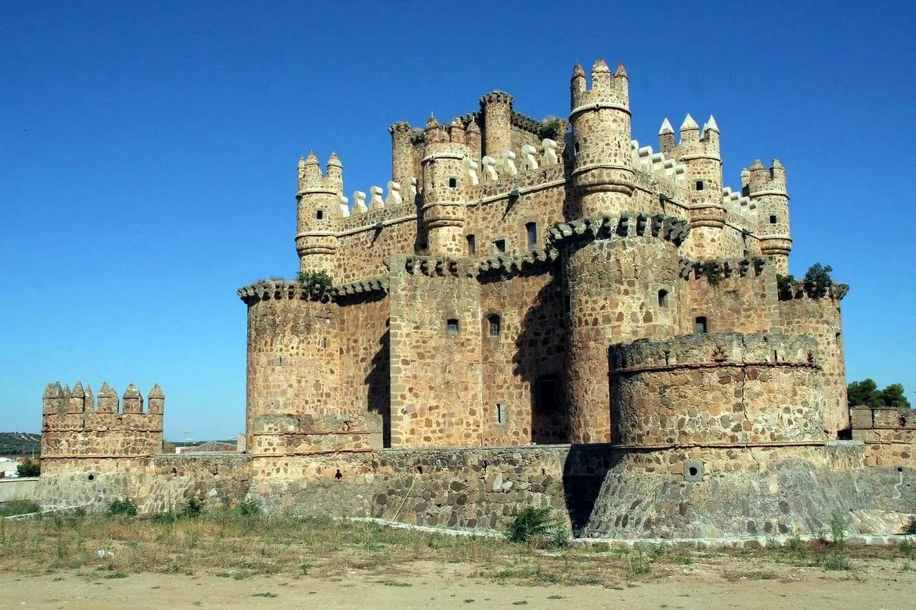 Средневековый замок в Испании. Замок Македа Испания. Замок Альменар Испания. Замок Рекесенс Испания. Самая крупная крепость из сохранившихся и действующих