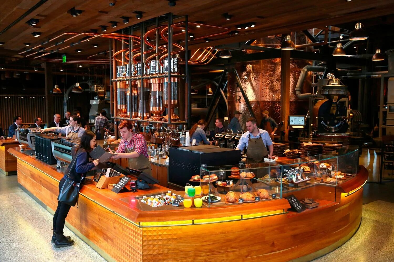 Кофейня Старбакс в Нью-Йорке. Starbucks Roastery Shanghai. Старбакс кофе Нью Йорк. Старбакс Нью Йорк в Нью-Йорке на Манхэттене. Крупнейшие кофейни