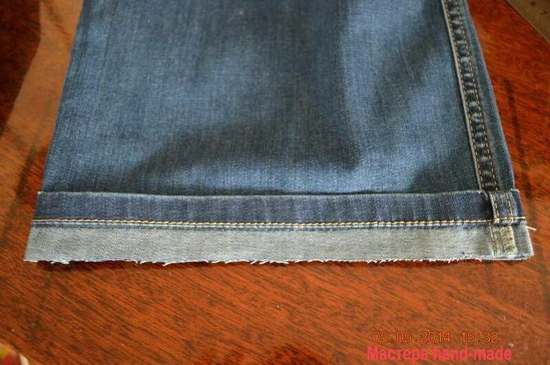Видео как подшить джинсы с сохранением фабричного. Подрубить джинсы. Подшивание джинсов. Подшить джинсы. Подгиб джинсов.