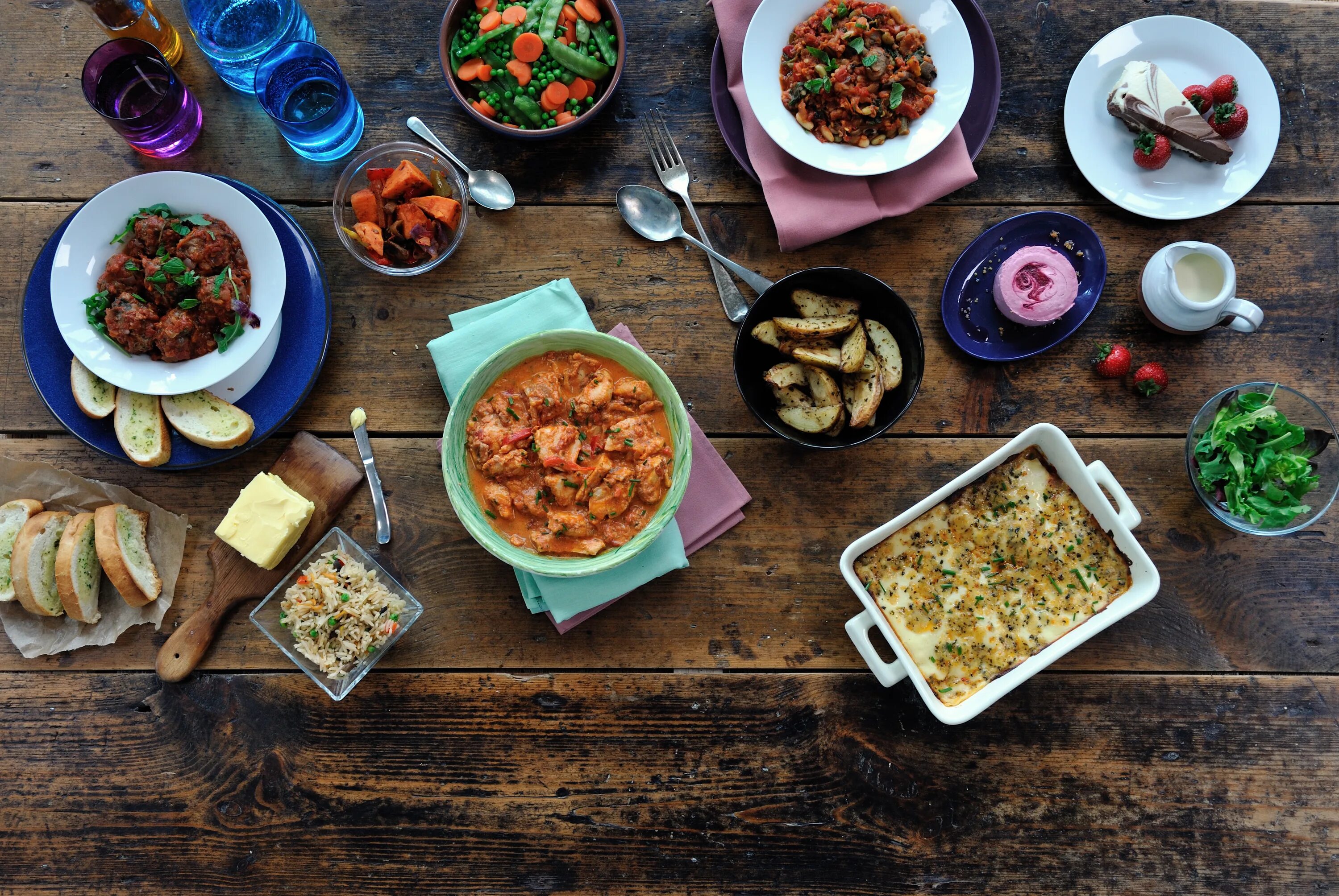 Food Table. Food on the Table. Ифтар креатив. Restaurant Table Top view.