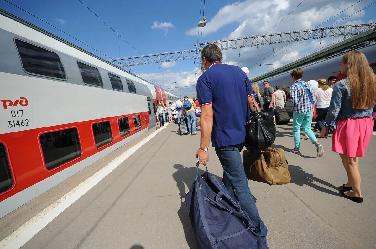 Можно ли поездом поехать в белоруссию. Пассажиры на вокзале. Российские поезда. Люди на вокзале. Пассажирский поезд.