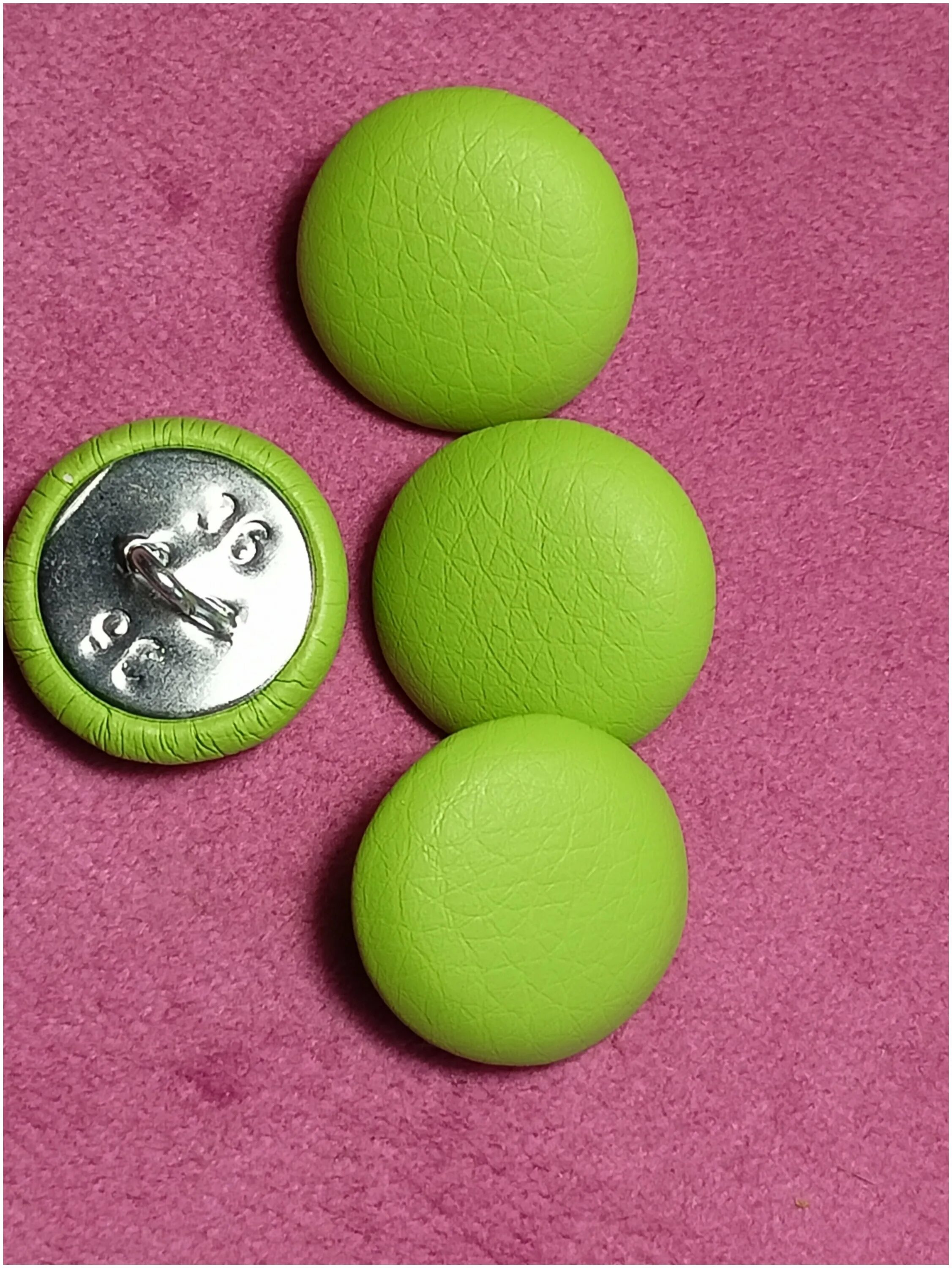 пуф с каретной стяжкой. пуговицы для каретной стяжки. каретная стяжка со стразами. пуговицы для обтяжки мебели. пуговицы для каретной стяжки.