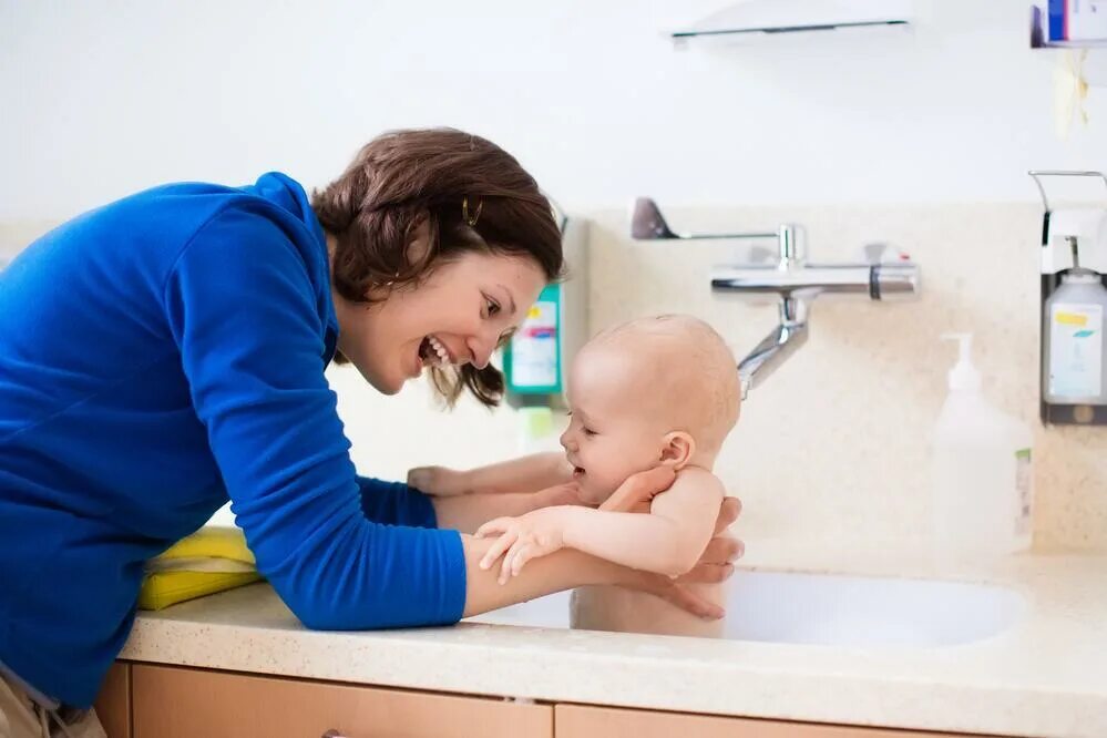 Мама моет взрослых. Няня моется. Мамочки моют своих детей. Мама купает ребенка. Мама с грудным ребенком ванная.