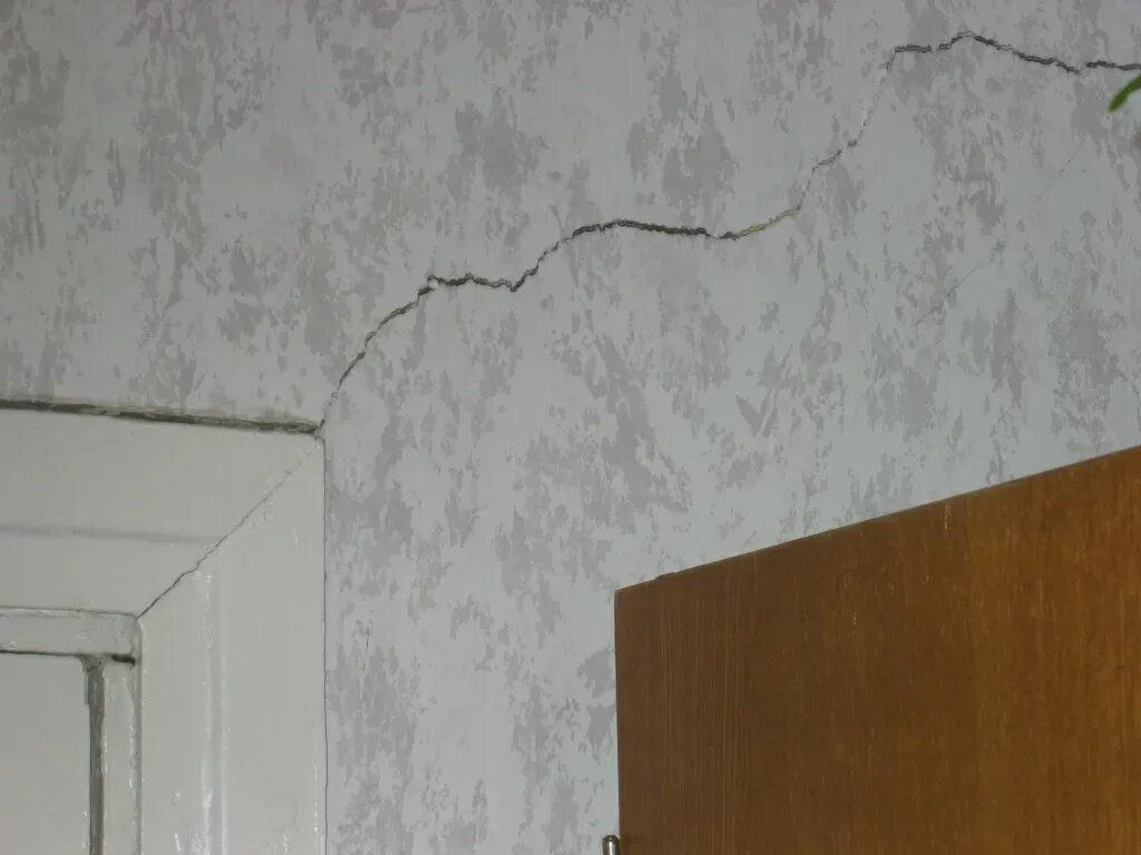 Трещины в перегородках. Мелкие трещины на стене. Трещина в стене в квартире. Трещина в межкомнатной стене.