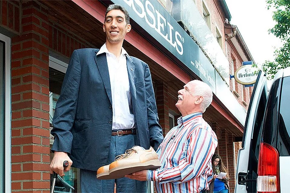 Сами высоки человек. Самый высокий человек в России. Самый высокий человек в Росси. Самый высокий человек в Санкт-Петербурге. Высокие люди магазин.