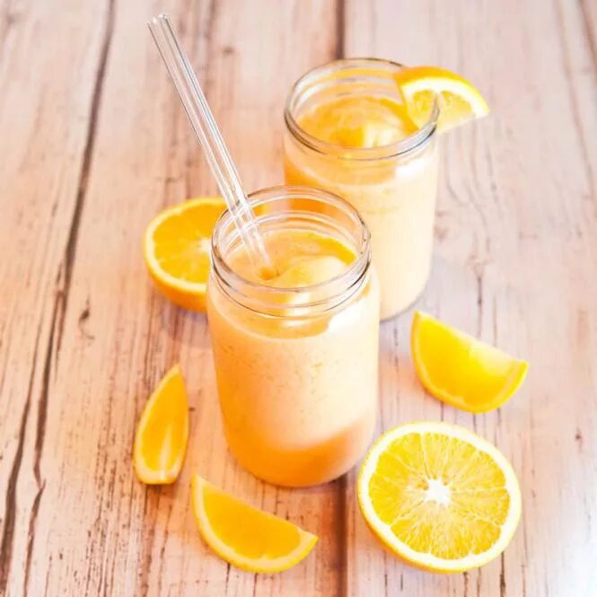 Молочный коктейль с апельсином. Милкшейк с апельсином. Молочный апельсин. Бананово апельсиновый смузи. Фруктовый молочный коктейль.