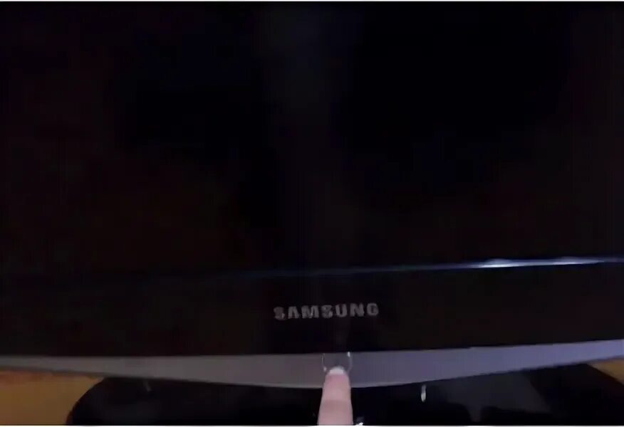 Телевизор включается и выключается сам по себе. Телевизор Samsung моргает 6 раз. Телевизор сам включается ночью. Почему телевизор самсунг включается и сразу выключается. Самсунг включается и выключается сам по себе