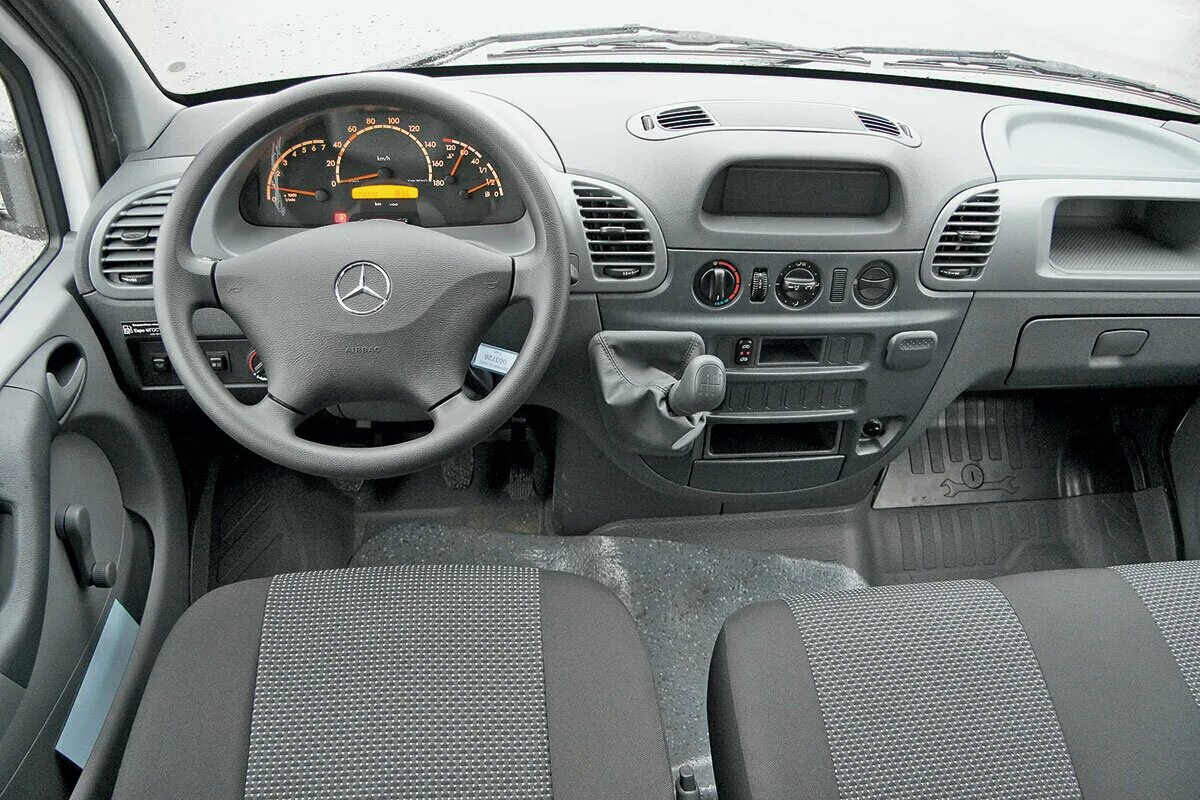 Мерседес бенц спринтер салон. Mercedes-benz sprinter classic 311 cdi салон. Мерседес спринтер классик салон. Мерседес классик салон. Mercedes-benz sprinter пассажирский салон.