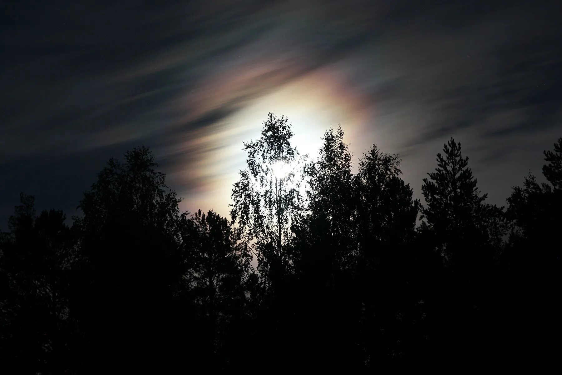 чудный месяц плывет