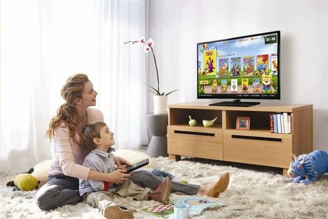 Kids watching tv. Семья у телевизора. Умные телевизоры для детей. Телевизор для 7 лет. Семья за телевизором.