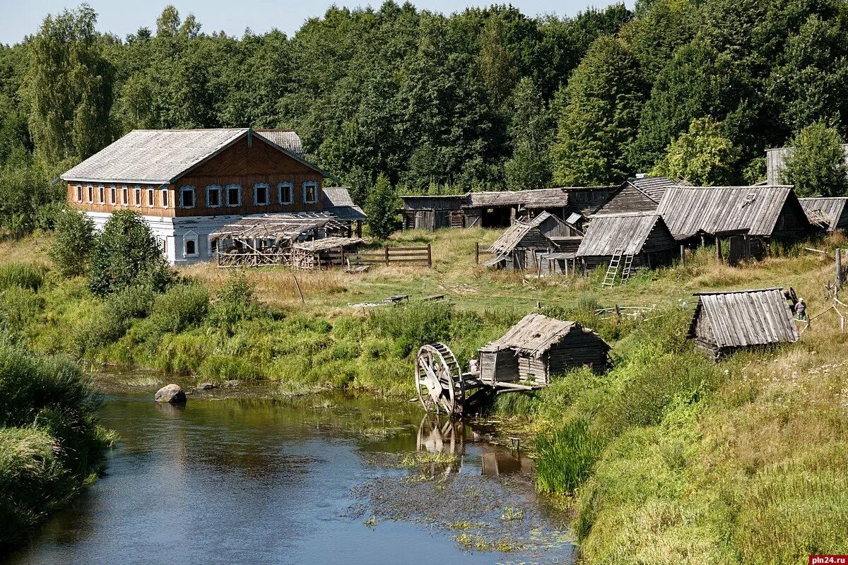 Деревенский домик. Русская деревня. Полузаброшенные деревни урала. Глухие деревни. Дорога в деревне.