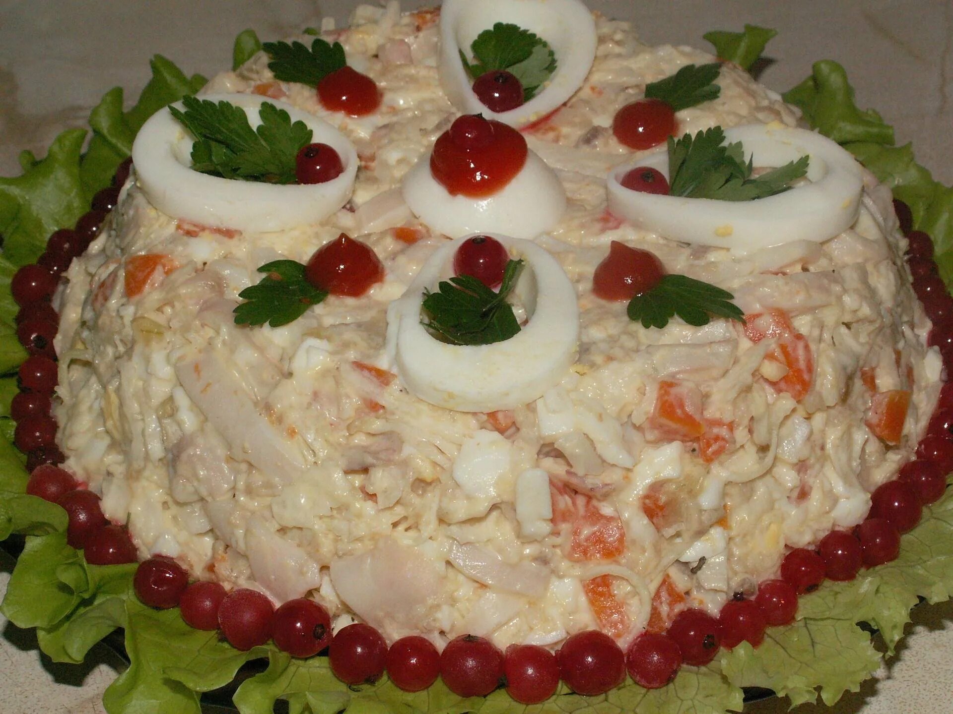 Фото вкусного салата. Салат морской Прибой. Салат морская Ракушка. Салат с кальмарами самый вкусный на праздничный стол. Украшение салата с кальмарами.
