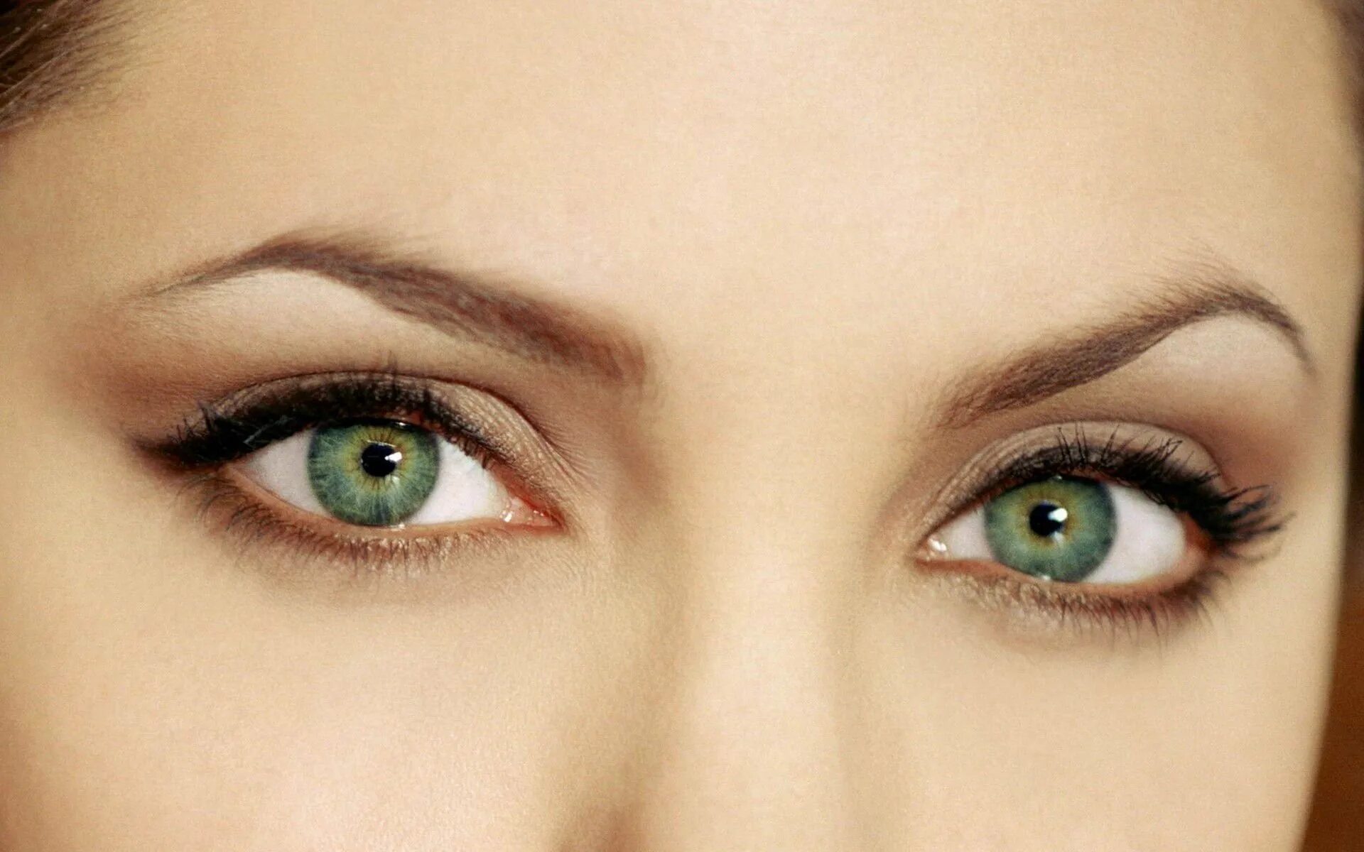 Расставить глаза. Зелёные глаза. Изумрудно зеленые глаза. Желейные глаза. Болотный цвет глаз.